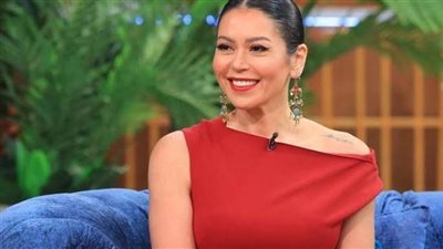 لقاء الخميسي تحتفل مع جمهورها على خشبة المسرح مع 
