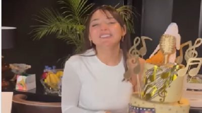 جمهور ساندي يحتفل بعيد ميلادها ويفاجئها أمام منزلها.. حب الناس نعمة