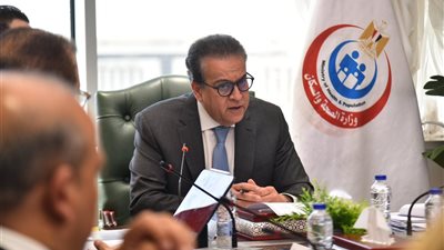 وزير الصحة يناقش خطة التطبيق التدريجي لمنظومة التأمين الشامل