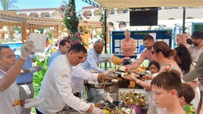 مهرجان الجمبري المشوي يبهر السياح علي شواطئ الغردقة