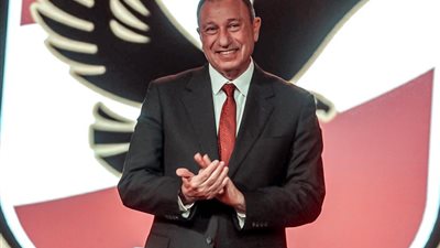 الخطيب يهنئ لاعبات سلة الأهلى بعد التتويج ببطولة كأس مصر