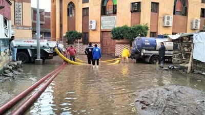 رفع تراكمات مياه الأمطار بمدينة الروضة بدمياط