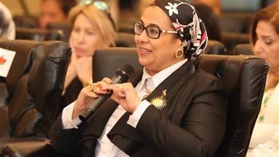 المستشارة أمل عمار تستعرض دور القومي للمرأة في مواجهة العنف السيبراني