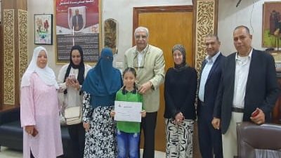 مدير تعليم القليوبية يكرم الطالبة تسنيم بمدرسة أحمد زويل ببنها