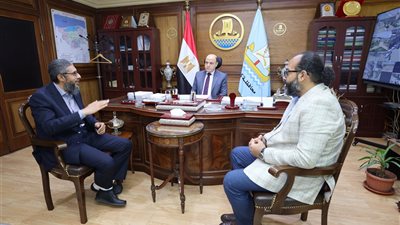 عبد المعطى يناقش جهود حماية سواحل كفر الشيخ