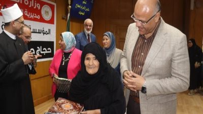 محافظ القليوبية يوزع ملابس الإحرام على ٤٩٥ حاجا لعام ١٤٤٦هـ