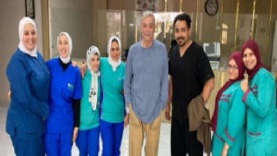 محمود حميدة يزور صبري عبد المنعم بعد دخوله المستشفى
