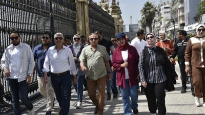 حبشى يتفقد تطوير الممشى وحديقة “الأمل” بحي شرق بورسعيد