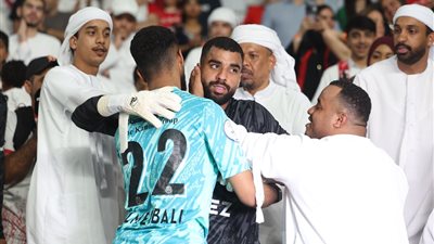 وسط دموعه .. لاعب شباب الأهلى يهدى الكأس لوالدته - شاهد