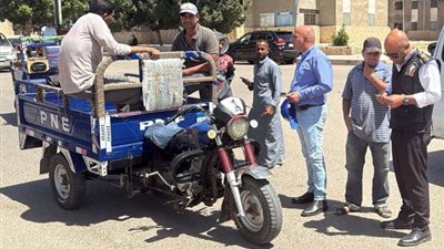 جهاز الشروق يغلق أكبر مول ويضبط 10تروسيكلات وموتوسيكلات.. بالصور