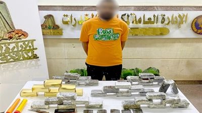 مصرع عنصر إجرامي وضبط آخرين بحوزتهم مخدرات وأسلحة نارية في السويس