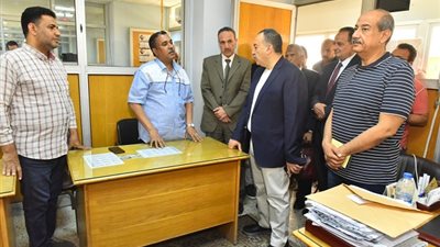 محافظ أسيوط يتفقد مركز خدمات الاستثمار لمتابعة جودة الخدمات