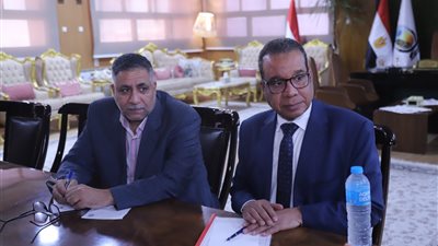 عكاوى يبحث مشروع تحقيق الاتاحة لذوي الإعاقة بجامعة جنوب الوادي