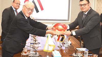 وزير الإسكان يستقبل السفير الياباني لبحث سبل تعزيز التعاون