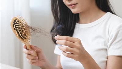 أسباب تساقط الشعر عند النساء.. اكتشفي العوامل والحلول الفعّالة
