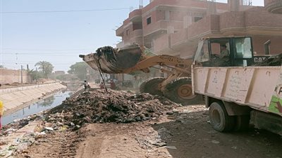 استمرار أعمال تطهير الترع والمصارف حفاظًا على الصحة العامة