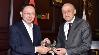 وفد صينى يبحث مع محافظ الأقصر فرص الاستثمار بالسياحة والزراعة