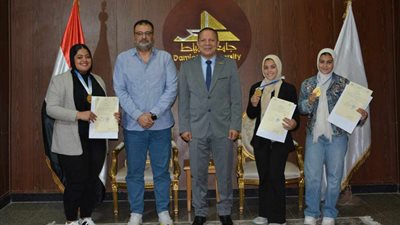رئيس جامعة دمياط يُكرّم الطالبات الفائزات ببطولة رفع الأثقال