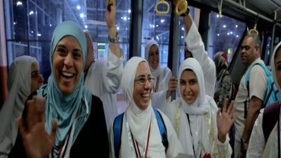 شاهد بالفيديو .. بدء مغادرة أول فوج من حجاج القرعة إلى الأراضى المقدسة