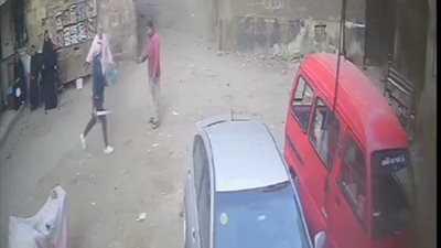 ضبط عاطل روع المواطنين بسلاح أبيض فى القاهرة .. فيديو