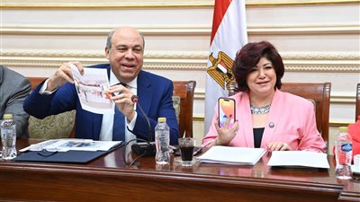 وزير الطيران يستعرض خطط الوزراة لتطوير المطارات