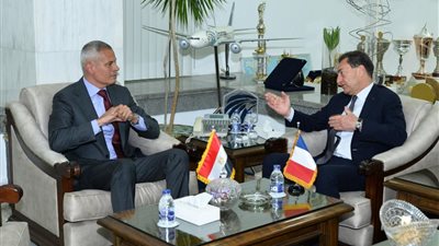 الطيار أحمد عادل بحث مع السفير الفرنسي زيادة الحركة الجوية بين البلدين