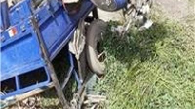 مصرع عامل وإصابة نجله فى انقلاب تروسيكل على الطريق الزراعي بسوهاج
