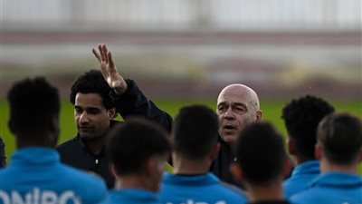 لاعبو الزمالك كانوا يهددون جروس .. شاهد محمد عنتر يكشف الكواليس