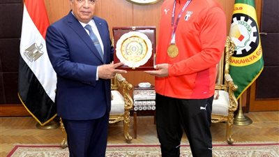 محافظ الدقهلية يكرم البطل عبد اللطيف مناع لحصوله على ذهبية مصارعة