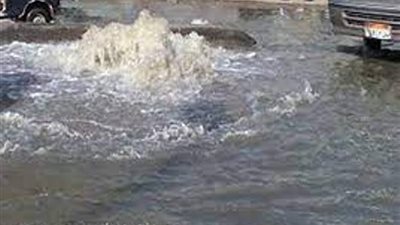 كسر ماسورة مياه رئيسية بحدائق الأهرام تتسبب فى شلل مروري