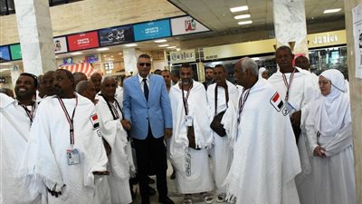 محافظ اسوان يودع الرحلةالأولى لحجاج القرعةللتوجه لبيت الله الحرام