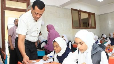 مدير تعليم سوهاج يتابع انتظام امتحانات نهاية الفصل الدراسي الثاني