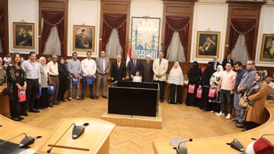 محافظ القاهرة يسلم تأشيرات الحج لأول فوج من حجاج الجمعيات الأهلية