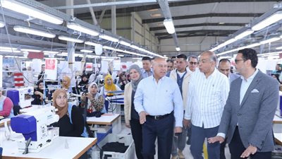وزير الصناعة يفتتح مصنعا لإنتاج الملابس الجاهزة في المنيا