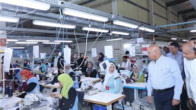 كامل الوزير يتفقد المنطقة الصناعية في المطاهرة بالمنيا