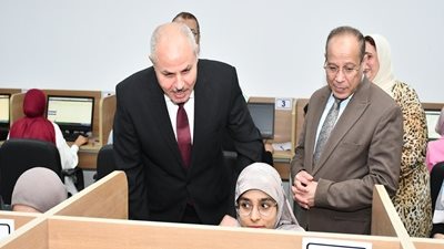 رئيس جامعة القناة يتابع سير الاختبارات الإلكترونية بكلية الصيدلة