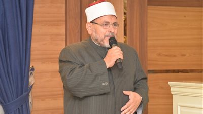 محافظ أسيوط يسلم 320 حاجًا من الجمعيات الأهلية تأشيرات السفر
