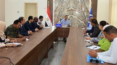 محافظ السويس يلتقي مسئولي التأمين الصحي الشامل