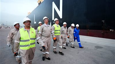 وزير البترول يستقبل سفينة غاز جديدة بالإسكندرية