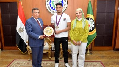 محافظ الدقهلية يكرم بطل أفريقيا ونادي جزيرة الورد في السباحة