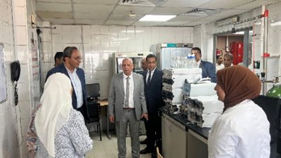 محافظ قنا يتفقدمركز تدريب العاملين على إجراءات سلامة شركة المياه