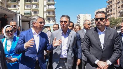 شريف فاروق وأحمد خالد وبهاء غنام يتفقدوا سوق اليوم الواحد بالعجمي