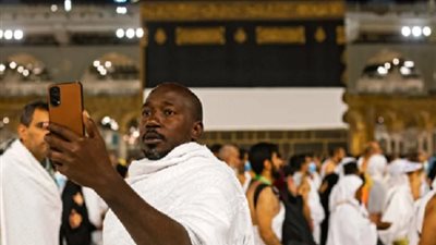 هل تصوير الشخص لنفسه أثناء أداء مناسك الحج حرام؟
