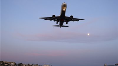فوضى على متن طائرة أمريكية بسبب زائرين غير مرغوب فيهما