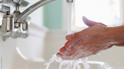 أخطاء شائعة في غسل اليدين قد تضر أكثر مما تنفع