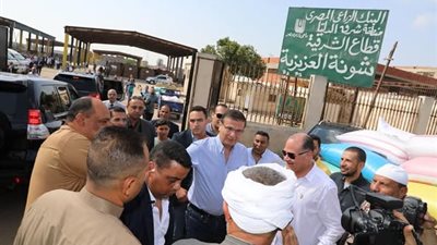 وزير الزراعة يتابع أعمال توريد القمح بشونة العزيزية