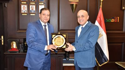 مدير شركات سياحية يكرم محافظ الأقصر لنجاحه فى دعم الموسم السياحى