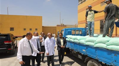 محافظ القاهرة يتفقد مطحن إنتاج الدقيق بالمنطقة الصناعية بـ ١٥ مايو