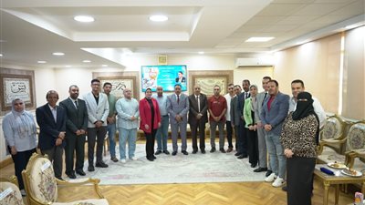 درع اعلامى وصحفى مطروح هدية للواء خالد شعيب المحافظ