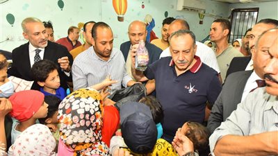 محافظ أسيوط يشارك أطفال معهد الأورام فرحتهم بقرب حلول عيد الأضحى